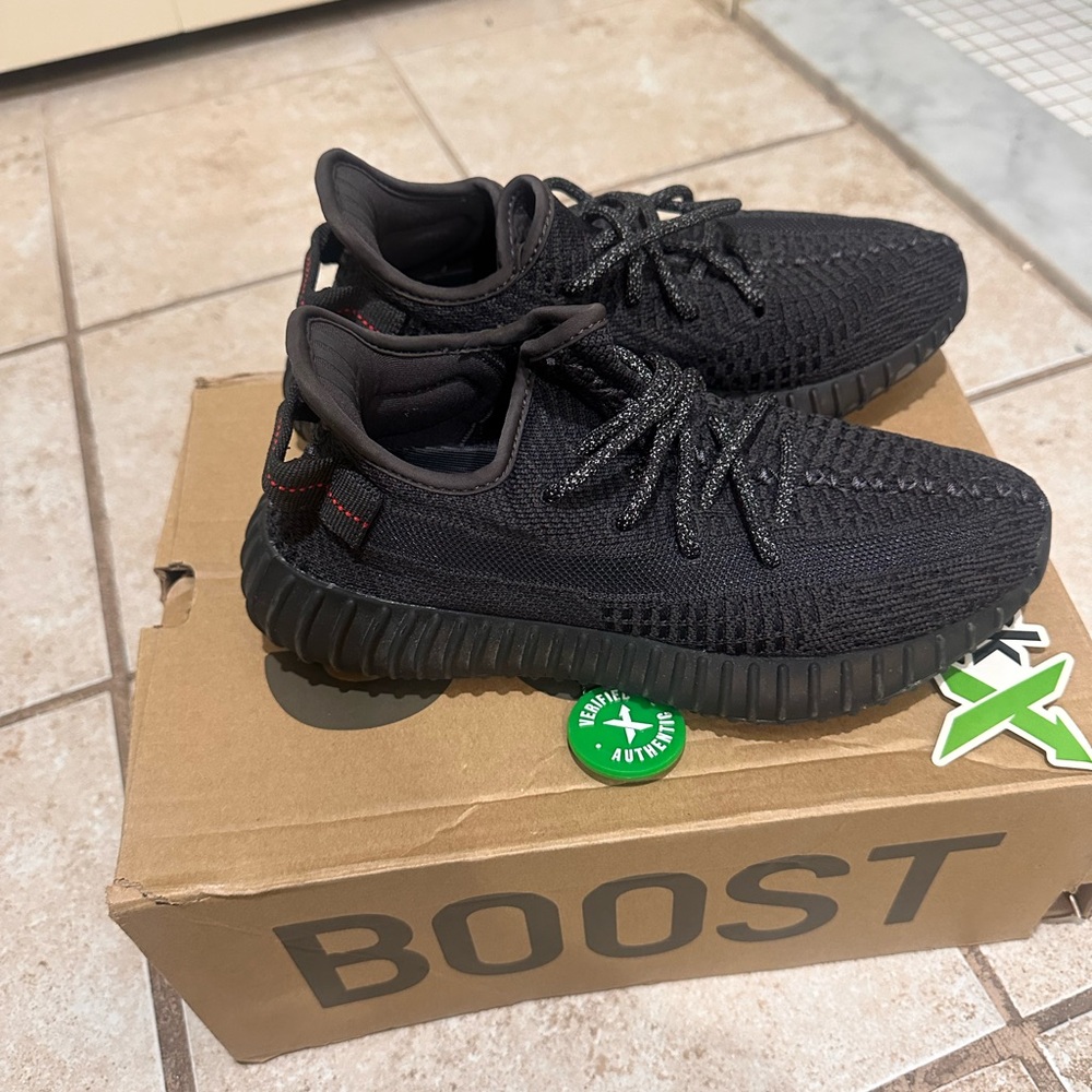Yeezy Boost 350 V2 Shoes (Black)